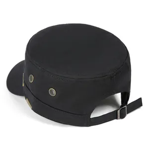 Dettaglio cappello militare nero con fibbia in metallo regolabile e fori di ventilazione