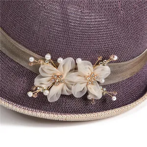 Eleganter lila gewebter Sonnenhut für Damen mit feinen Netzblumen und Perlenakzenten