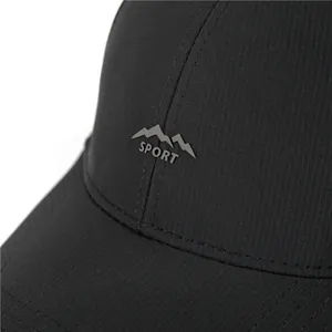 Nahaufnahme der schwarzen Mesh-Baseballkappe mit grauem Sport-Berg-Logo für Herren
