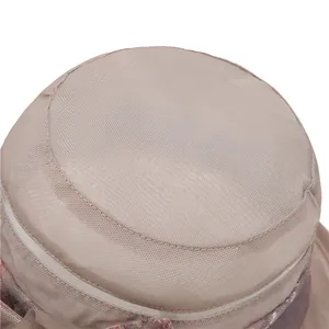 Detailaufnahme von hellbraunem Organza-Sonnenhut mit feiner Netzstruktur und Blumendekoration