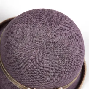 Eleganter lila Strickhut für Damen mit stilvollem Perlenband und feiner Strickstruktur