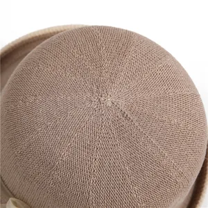 Damen Sonnenhut in Hellbraun, atmungsaktives Strickdesign mit feiner Textur auf weißem Grund