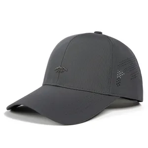 Detailansicht der dunkelgrauen Mesh-Basecap mit Belüftung und Sport-Logo-Druck