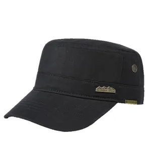 Berretto piatto nero da uomo con stemma metallico outdoor su sfondo bianco neutro