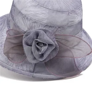 Eleganter lavendelfarbener Sonnenhut für Damen mit großer Organza-Rosendekoration