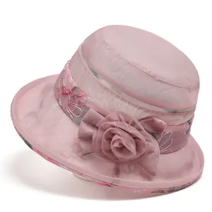 Detailansicht der rosa Organza-Sonnenhut mit Blumenstickerei und großer Netzrose-Detail