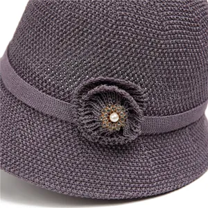 Eleganter violetter atmungsaktiver Strickhut mit Perlenblume für Damen