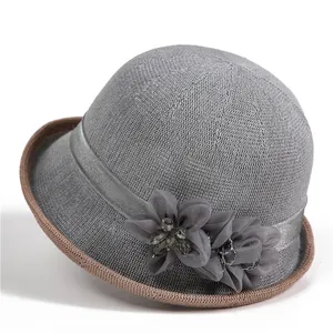 Detail von grauem Sonnenhut mit Chiffonblumen und kontrastierender Krempennaht
