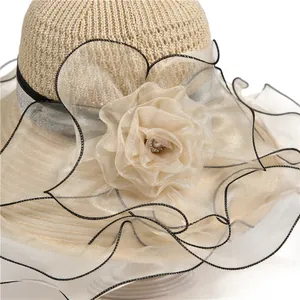 Chapeau de soleil élégant en organza beige pour femme avec grande fleur 3D et perles