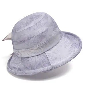 Detailansicht eines hellvioletten Sonnenhutes mit Blattmuster und eleganter Schleife