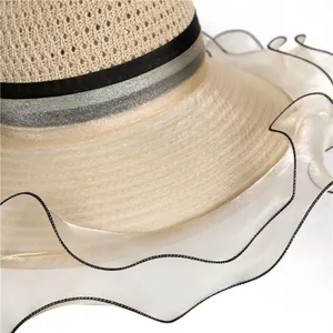 Détail du chapeau d'été montrant le tricot ajouré et le bord en organza léger