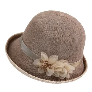 Eleganter Damen Sonnenhut aus Strick in Dunkelkaffee mit atmungsaktivem Netz und Blume