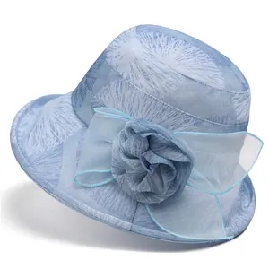 Detailansicht hellblauer Sonnenhut mit weißen Federmustern und floraler Stoffdekoration
