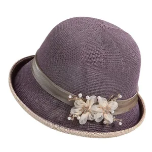 Eleganter lila Sonnenhut für Damen mit Strickmuster und dekorativen Blumenperlen