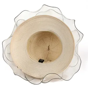 Détail du bord en organza et du tissage en paille fine de ce chapeau de soleil d'été