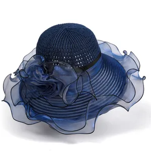 Détail d'un chapeau de soleil élégant avec tissage aéré et décor de fleurs en organza