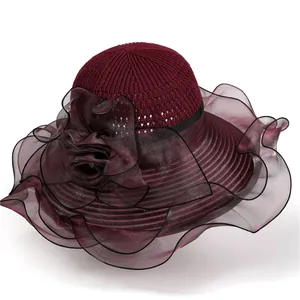 Détail d'un chapeau de soleil élégant rouge vin avec fleur en organza et bord texturé