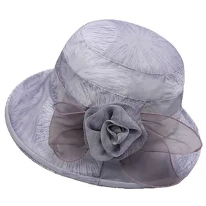 Eleganter lavendelfarbener Damen-Sonnenhut mit Netzschleife und dekorativer Rosenblüte