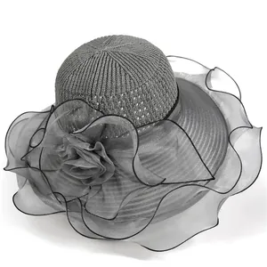 Détail de la fleur en organza gris et texture tricotée sur un chapeau de soleil été