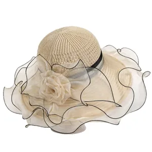 Chapeau de soleil élégant en paille à large bord avec fleur en organza pour femme