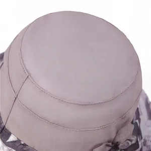 Elegante sombrero de sol lila claro para mujer con borde floral y un lazo decorativo elegante
