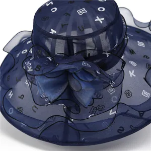 Detailansicht des dunkelblauen Sonnenhutes mit Organza-Netzgewebe und Schleife