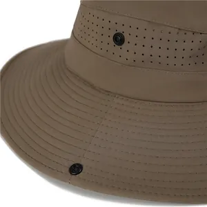 Détails des trous de ventilation et des boutons-pression sur un chapeau de soleil