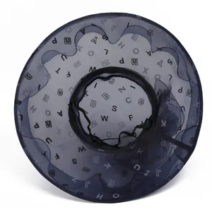 Eleganter Sonnenhut mit breiter Krempe aus marineblauem Netzstoff und Buchstaben-Print