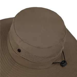 Détail du chapeau de soleil kaki avec filets d'aération et cordon de serrage ajustable