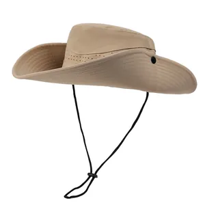 Vue détaillée du chapeau de soleil kaki à bord large avec œillets et cordon coupe-vent