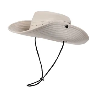 Détail du chapeau de soleil beige avec aérations latérales et cordon coupe-vent réglable