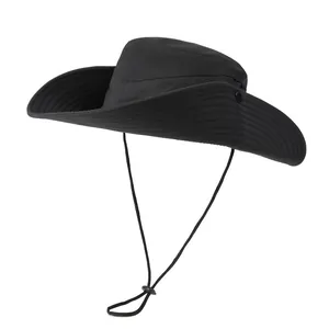 Détail du chapeau de soleil extérieur noir avec large bord et cordon de serrage réglable