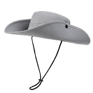 Détail du chapeau de soleil gris avec maille respirante et boutons-pression latéraux