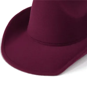 Dettaglio della falda in feltro di lana bordeaux con cuciture precise del cappello cowboy