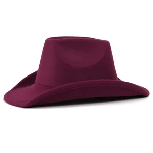 Dettaglio di un cappello da cowboy in feltro di lana viola scuro con tesa larga e curva
