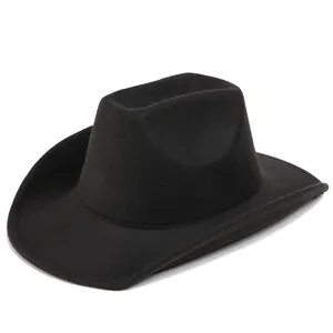 Dettaglio di cappello cowboy in feltro di lana nera con tesa larga e corona stile fedora