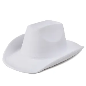Vista dettagliata del cappello da cowboy in feltro bianco con corona classica e tesa larga