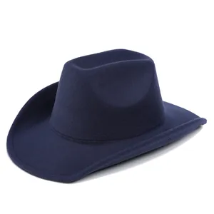 Dettaglio ravvicinato di un cappello da cowboy in feltro di lana blu navy con tesa larga ricurva