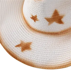 Primo piano di un cappello di paglia intrecciato con motivo a stella marrone e trama