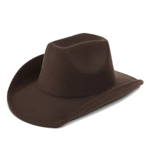 Dettaglio di un cappello da cowboy in feltro marrone scuro con tesa larga ricurva