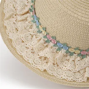 Chapeau de paille Lolita avec bordure en dentelle et broderies florales colorées