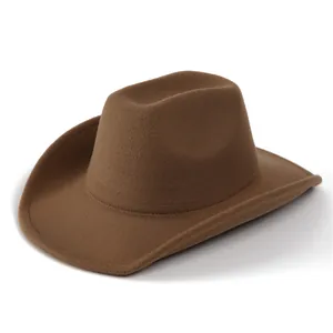 Vista laterale del cappello da cowboy marrone in feltro con tesa larga e corona piatta