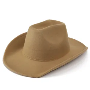 Dettaglio di un cappello da cowboy in feltro di lana color cammello con tesa larga e cuciture