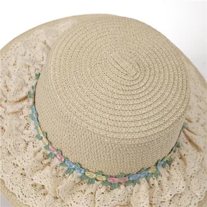 Chapeau de paille français avec dentelle et broderie florale colorée sur fond blanc