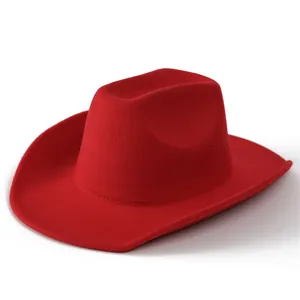 Dettaglio del cappello da cowboy rosso in feltro di lana con tesa larga e finitura pregiata