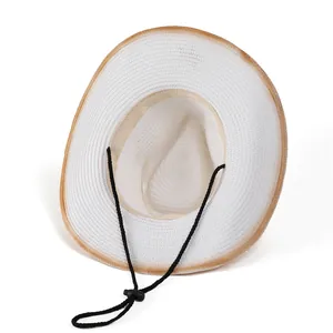 Cappello da cowboy in paglia bianca a tesa larga con bordo marrone e cordino regolabile