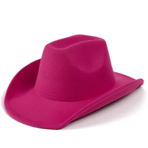 Vista macro del cappello da cowboy in feltro di lana magenta con tesa larga