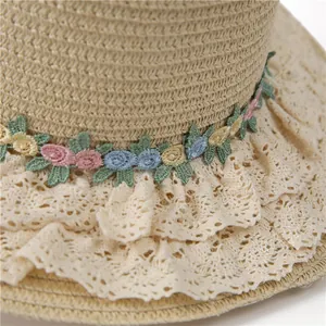 Détail d'un chapeau de paille Lolita avec broderies florales et bordure en dentelle chic
