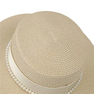 Chapeau de paille beige élégant à sommet plat avec ruban et perles pour le soleil