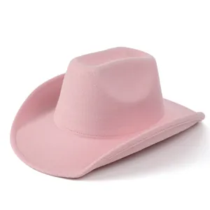 Dettaglio del cappello da cowboy rosa in feltro con tesa curva e cuciture di precisione